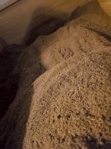 桶の中でならされた酵素浴のおが粉