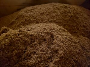 暗めに撮影した酵素浴のおが粉の山