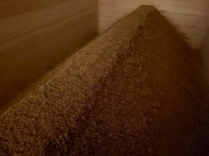 手のひらにのせた酵素浴のヒノキおが粉